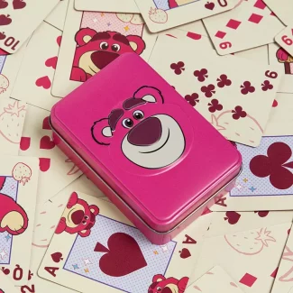 Juega a tus juegos favoritos de cartas con esta baraja temática de Lotso, el carismático villano de "Toy Story 3". En caja metálica temática.