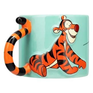 Taza de cerámica de Tigger, el divertido tigre de peluche del universo de Winnie the Pooh. Con capacidad de 400ml y con el asa en forma de su cola.