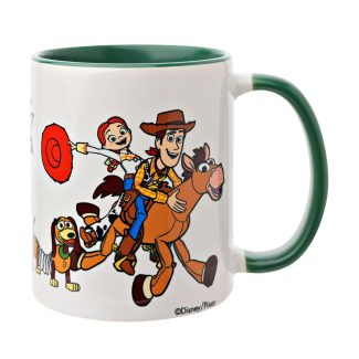 Llena tus mañanas y tus tardes de sonrisas y un poco de magia Disney con esta taza de la película que revolucionó la animación por ordenador: Toy Story.